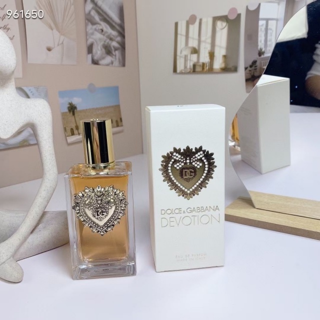 Luxury Women Offering Rich Fragrant Perfume
