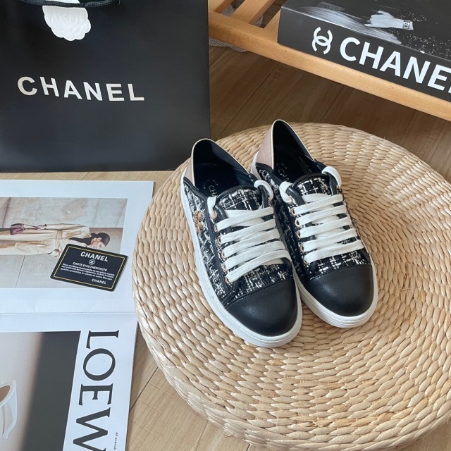 Metal Logo Fashion Women Color Block Sneakers