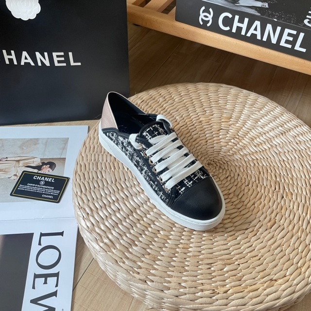 Metal Logo Fashion Women Color Block Sneakers