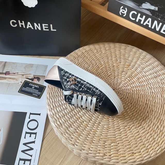 Metal Logo Fashion Women Color Block Sneakers