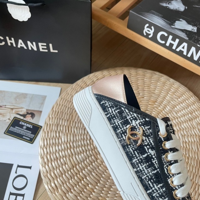 Metal Logo Fashion Women Color Block Sneakers