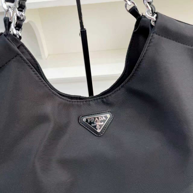 Fashion Logo Chained Shoulder Bags