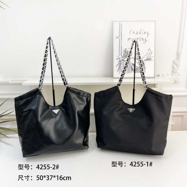 Fashion Logo Chained Shoulder Bags