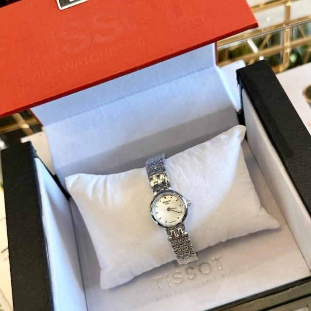Luxury Fashion Women Business Watch