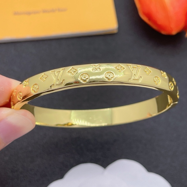 Luxury Engraved Hinge Bangle