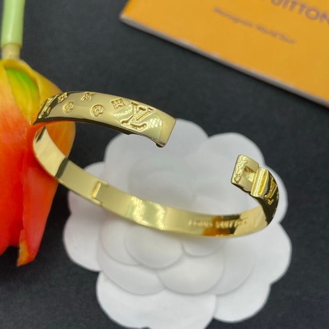 Luxury Engraved Hinge Bangle