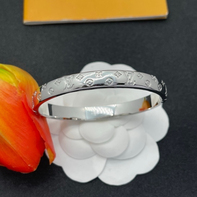 Luxury Engraved Hinge Bangle
