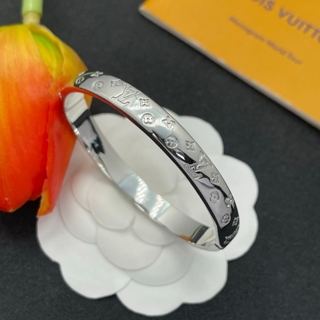Luxury Engraved Hinge Bangle