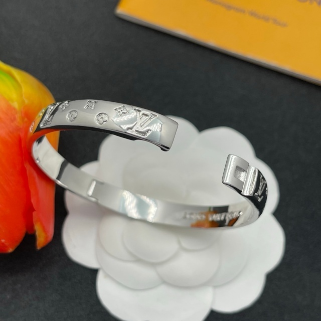 Luxury Engraved Hinge Bangle