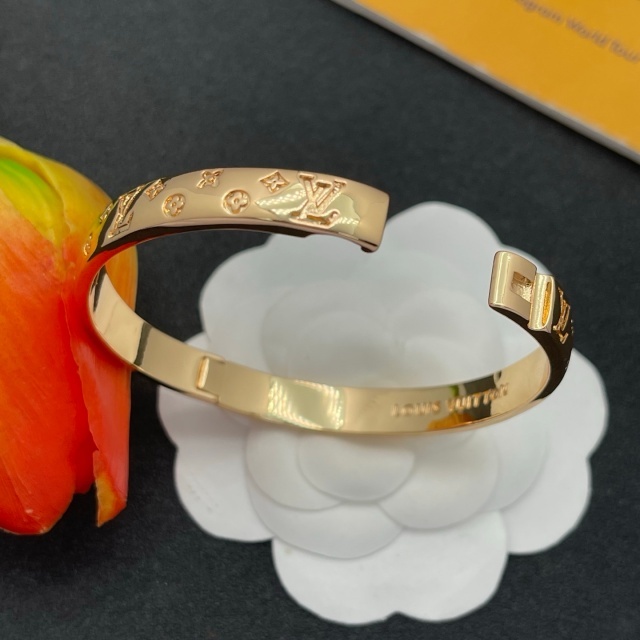 Luxury Engraved Hinge Bangle