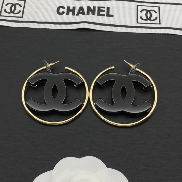 Chic Designer Round Earrings