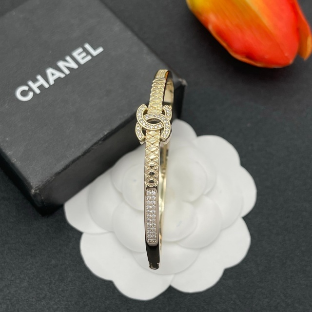 Crystals Meticulously Set Hinge Bangle