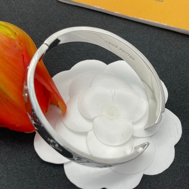 Eye-catching Luxury Cuff