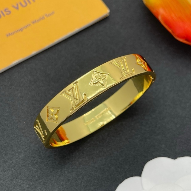 Eye-catching Luxury Cuff