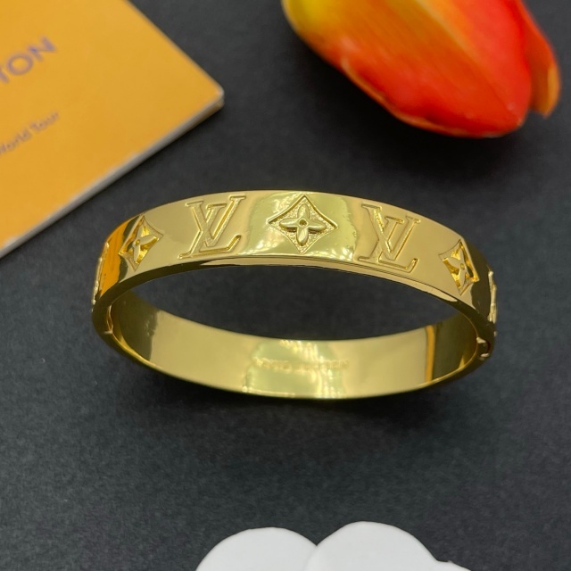 Eye-catching Luxury Cuff
