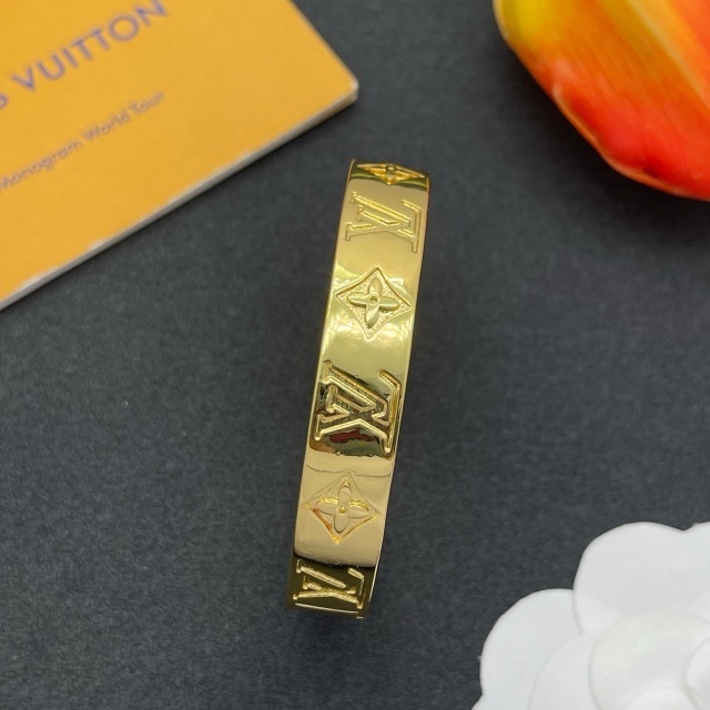 Eye-catching Luxury Cuff