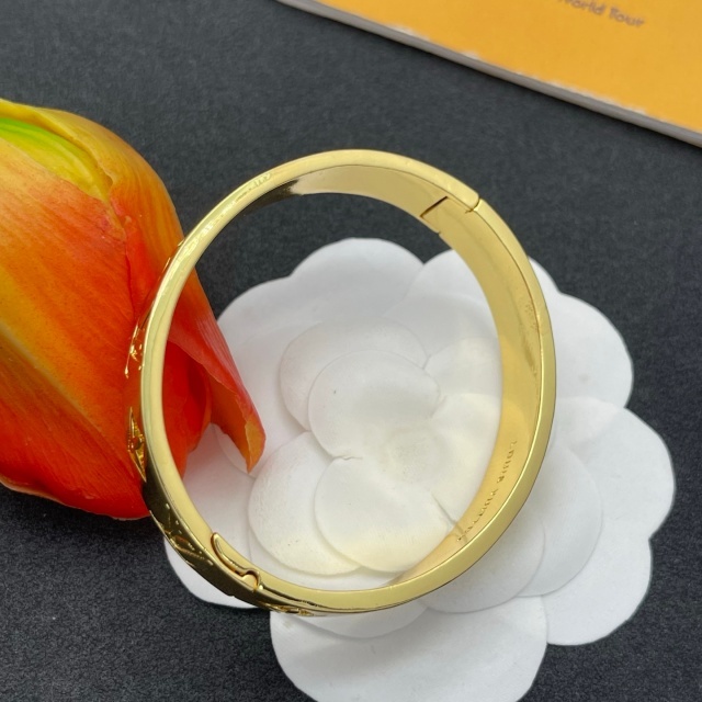Eye-catching Luxury Cuff