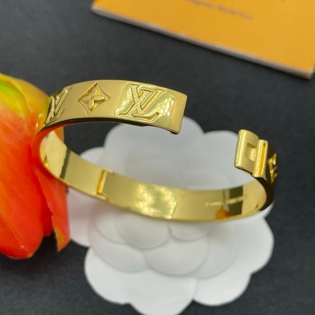 Eye-catching Luxury Cuff