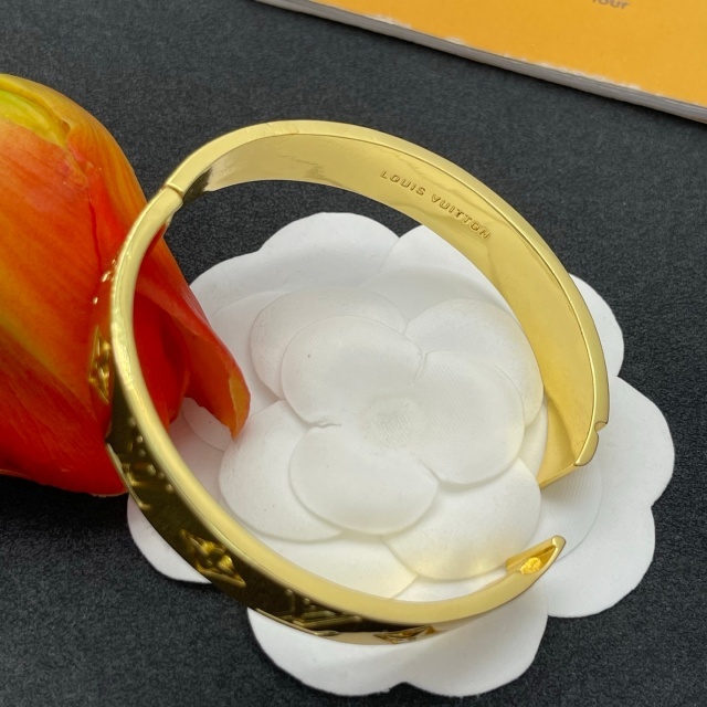 Eye-catching Luxury Cuff