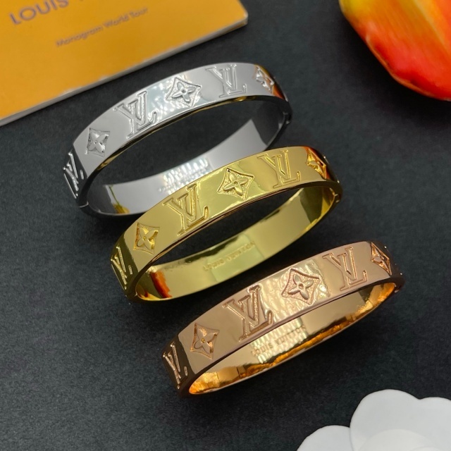 Eye-catching Luxury Cuff