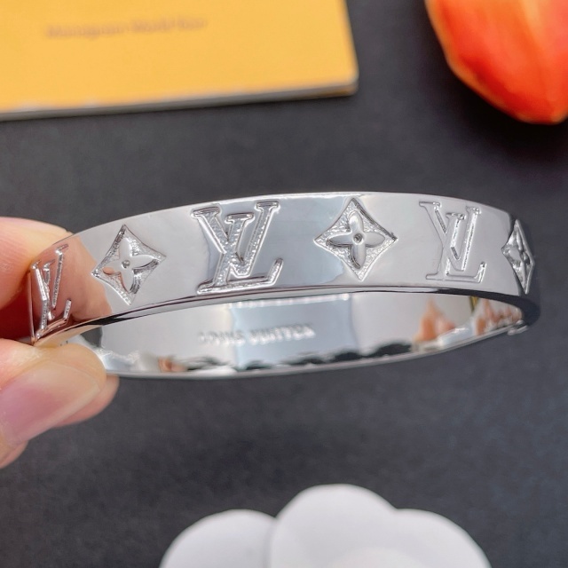 Eye-catching Luxury Cuff
