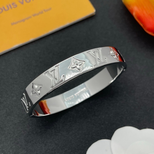Eye-catching Luxury Cuff