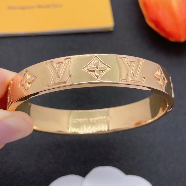 Eye-catching Luxury Cuff