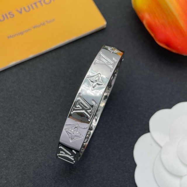 Eye-catching Luxury Cuff