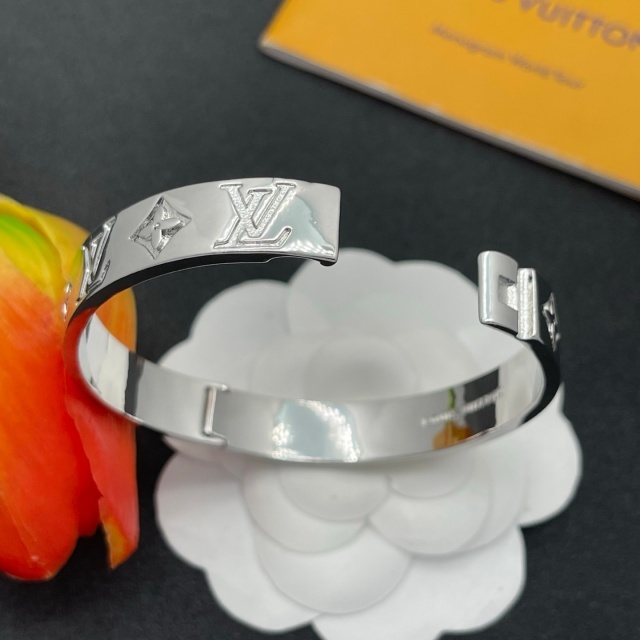 Eye-catching Luxury Cuff