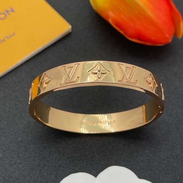 Eye-catching Luxury Cuff