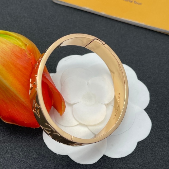 Eye-catching Luxury Cuff