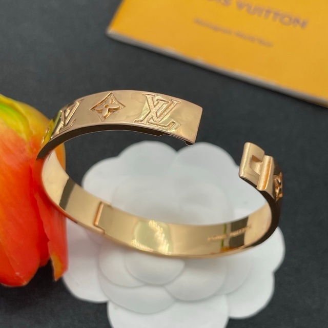 Eye-catching Luxury Cuff