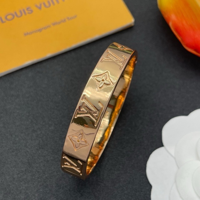 Eye-catching Luxury Cuff