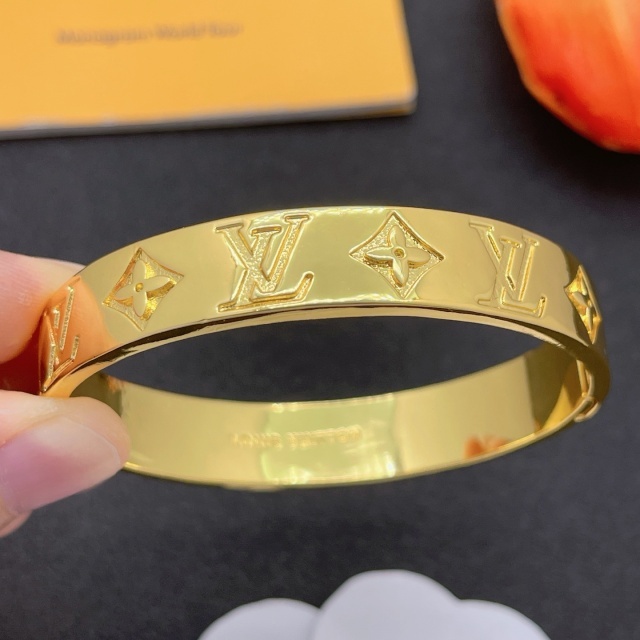 Eye-catching Luxury Cuff