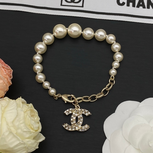 The Classic Diamond Pearls Bracelet