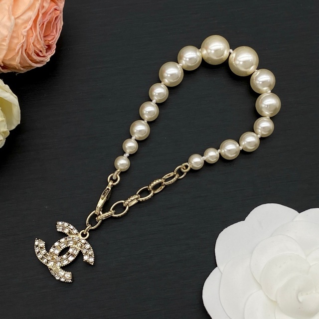 The Classic Diamond Pearls Bracelet