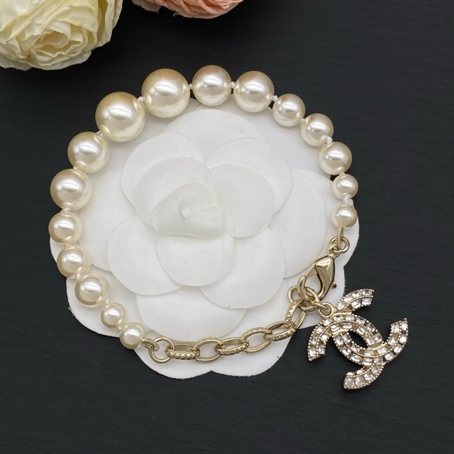 The Classic Diamond Pearls Bracelet