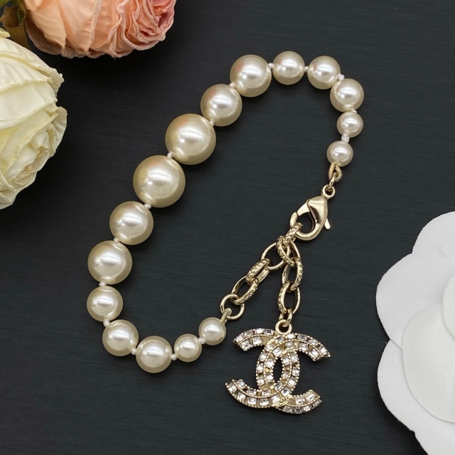 The Classic Diamond Pearls Bracelet