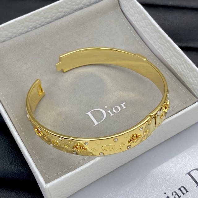 The Graceful Hinge Bangle