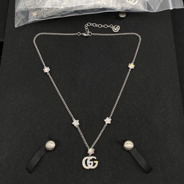 Eye-catching Diamond Necklace