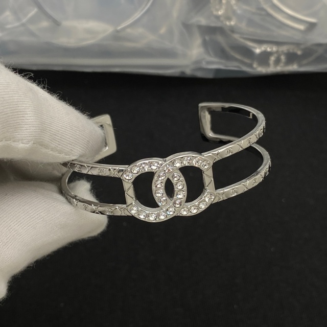 Hollow Out Diamond Logo Open Cuff