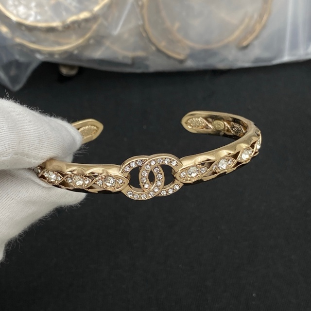 Eye-catching Diamond Open Bangle