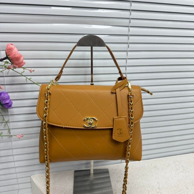 Metal Logo Leather Chained Crossbody Hansbags