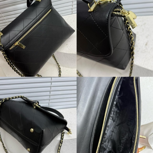 Metal Logo Leather Chained Crossbody Hansbags