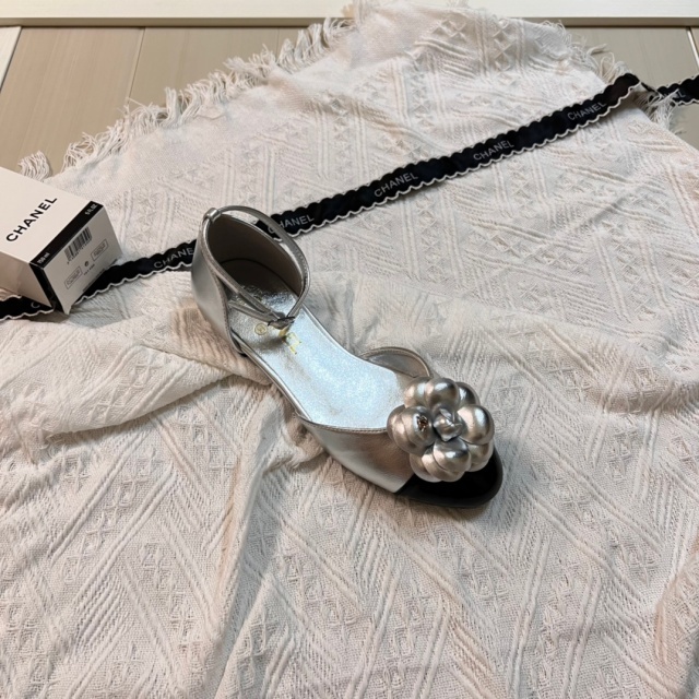 Luxury Fashion Camellia Flat Sandals