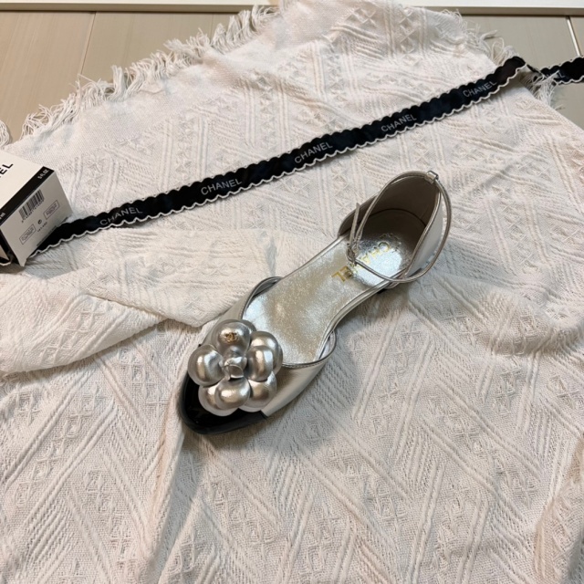 Luxury Fashion Camellia Flat Sandals