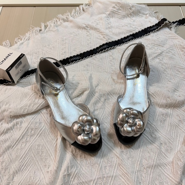Luxury Fashion Camellia Flat Sandals