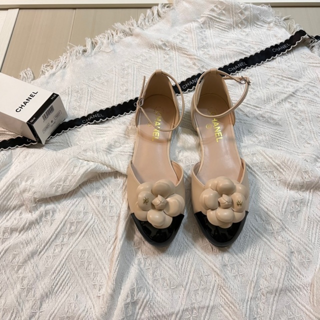 Luxury Fashion Camellia Flat Sandals