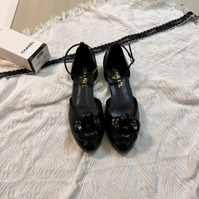 Luxury Fashion Camellia Flat Sandals