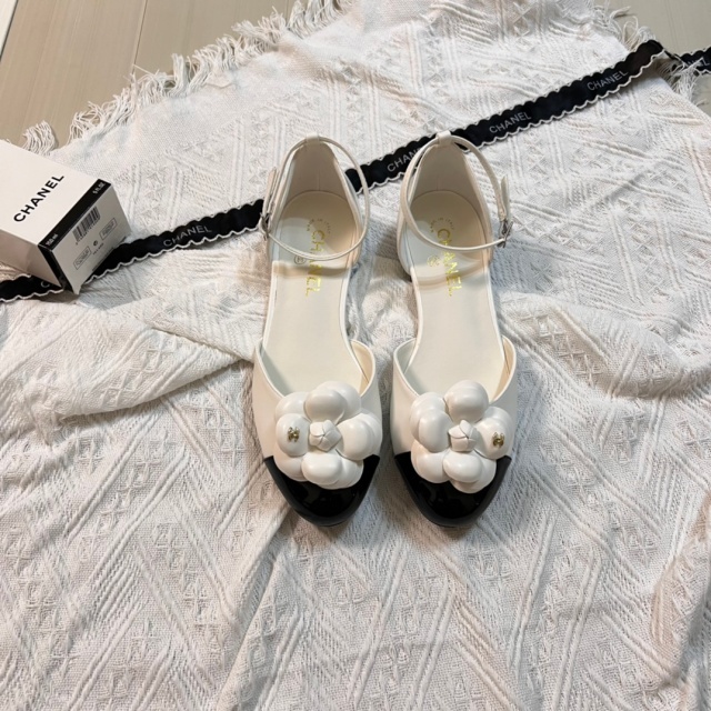 Luxury Fashion Camellia Flat Sandals